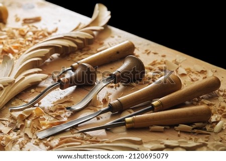 Woodworking tools. Carving wood with chisel. carpenter's hands use chiesel Foto stock © 