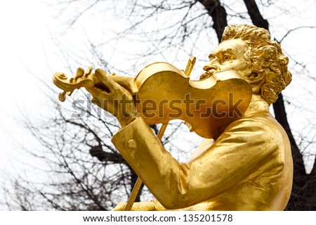 Famous statue of Johann Strauss at Stadtpark in Vienna, Austria.