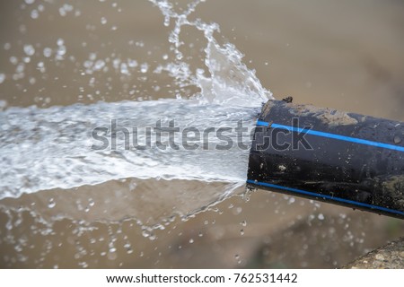 Foto Bild Wasserschlauch auf einer Baustelle entleeren.