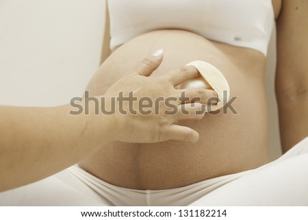 Powder to the people pregnancy to reduce moisture and irritation