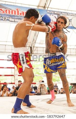 AYUTTHAYA, THAILAND- MARCH 17 : Women Thai boxing match between  Darathong (Thai) VS Net (USA) at World Muay Thai Fight Fastival on March 17, 2013 in Ayutthaya, Thailand.