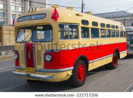 MOSCOW - SEPTEMBER 27 2014: ZIS-155 old bus on the Boulevard Ring
