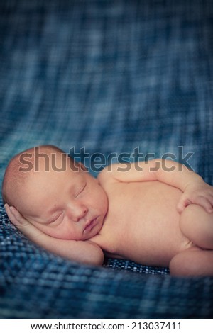 Dreaming Naked Newborn Baby ob Blue Blanket