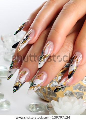 Design women\'s nails.