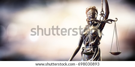 Foto Bild Justitia Statue und Aktenordner auf Schreibtisch