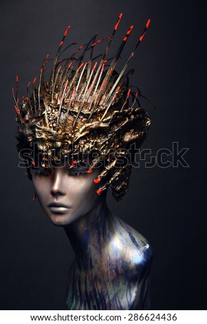 Mannequin in head wear long spikes