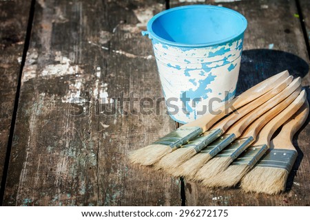 Paint brushes arranged on the board texture . fan of paint brushes. Rural texture . there is a place for inscriptions .