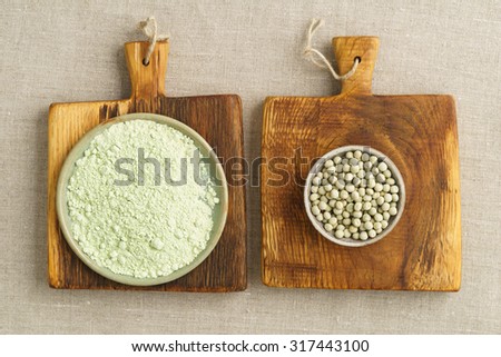 Green peas and pea flour in small bowls