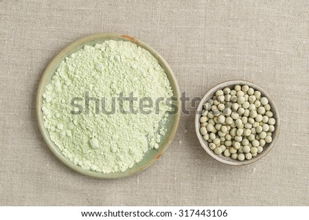 Green peas and pea flour in small bowls