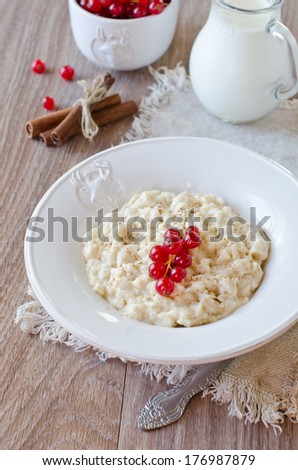 Milk porridge with berries