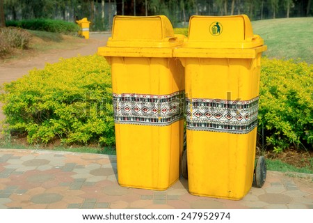 Recycling bins - Public trash - Garbage bins