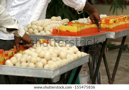 HYDERABAD,AP,INDIA-SEPTEMBER 18:People buy / eat street food on abundant  during ganesha immersion ,a festival,on September 18,2013 in hyderabad,India.Traders use mobile carts to conduct business.