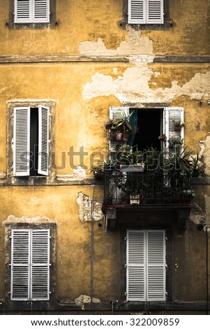 Tuscany old house windows
