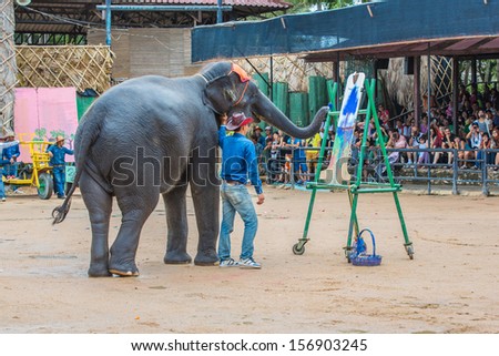 PATTAYA, THAILAND - SEPTEMBER 14: Elephant draw the picture at Nong Nooch Garden on Sep 14,13. Nong Nooch is world renowned for its impressive Elephant and Thai Cultural Shows.