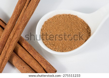 cinnamon sticks with cinnamon powder