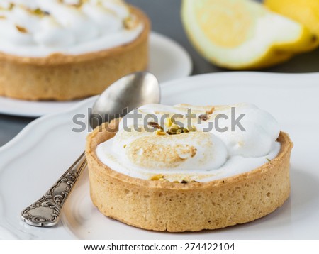 Mini lemon meringue pie. Lemon tart. Lemon tartlets.