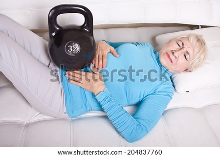 An elderly woman lying on the sofa with abdominal pain and weight.