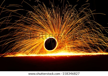 Paint lighting : Circle Painted by fire in night (light painting)