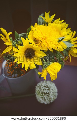 Bouquet of sunflowers in home/Beautiful sunflowers in a vase