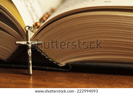 Bible with rosary. Closeup with shallow DOF. Imagine de stoc © 