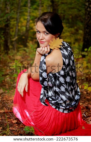 Young woman portrait in autumn park.Young woman in beautiful autumn park, concept autumn.Autumn woman on leafs background