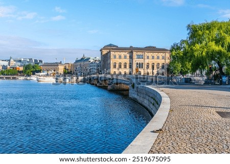 Similar – Foto Bild Stockholm, Schweden. Das Nationalmuseum der Schönen Künste ist die Nationalgalerie Schwedens und befindet sich auf der Halbinsel Blasieholmen. Touristische Vergnügungsboote schwimmen in der Nähe des Nationalmuseums im Sommer Abend Nacht