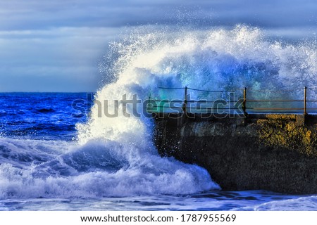 Strong Pacific ocean wave hitting sandstone wall of Bondi beach rock pool in Sydney. Stock foto © 