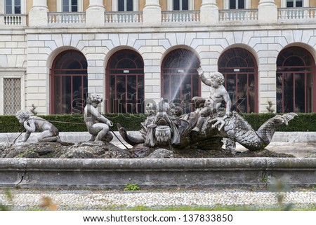 After having passed through several owners, the villa now belongs to the town of Como, after restoration, has destined to house cultural events. Detail of the fountain.