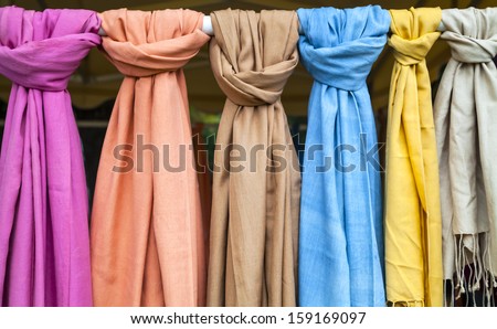 At the beginning of the cold season in the markets we often encounter series of brightly colored scarves