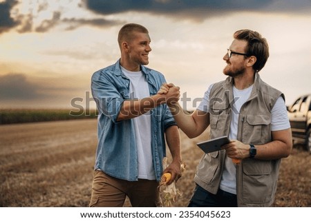 Similar – Foto Bild Handshake zwei Menschen auf die Natur Hintergrund. Close Up von weiblichen und männlichen Händedruck. Händchenhalten ist eine Form der körperlichen Intimität zwischen zwei oder mehreren Personen. Es kann romantisch sein, muss es aber nicht.