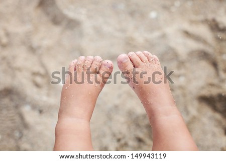 kid\'s sandy feet