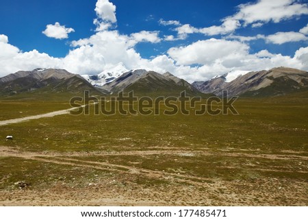 Green plains with mountain landscape at the Tibetan Plateau