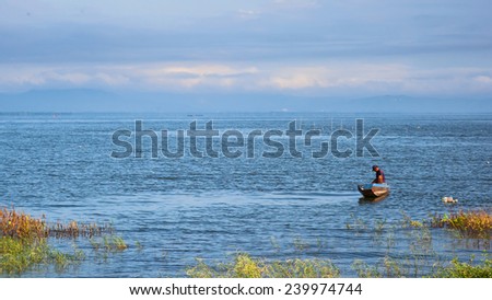 People in rural areas boating find fish in the lake.