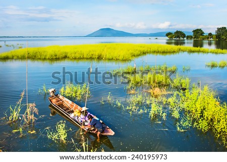 People in rural areas boatingfind fish in the lake.