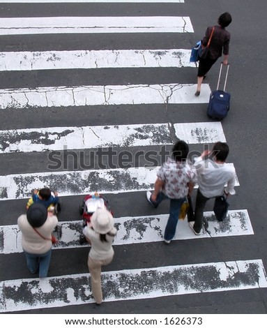People crossing the street upper view with motion blur aspect
