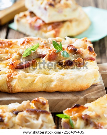 Flat bread with bacon, cauliflower and cheese