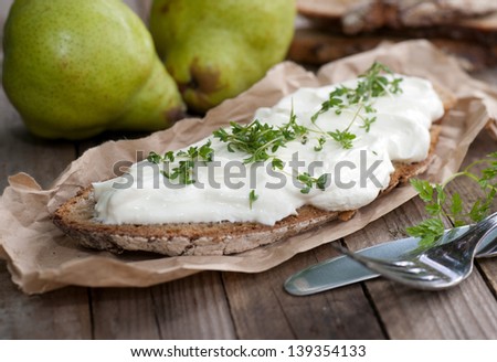 Bread with white cheese