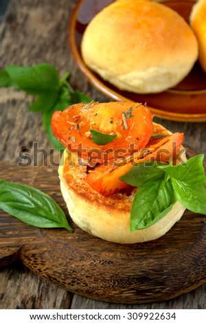 Grill tomatoes on toasted round bread, mixed herbs topping
