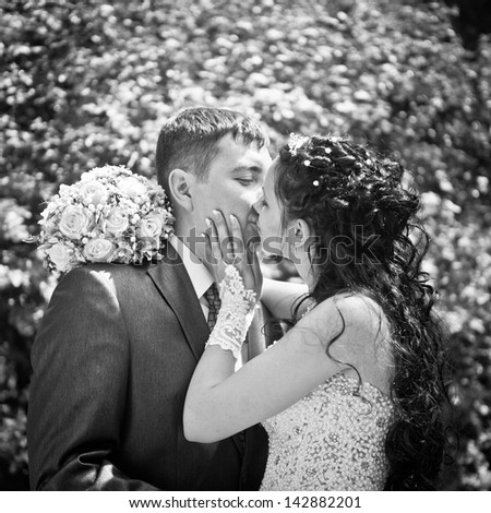 Kiss the bride and groom, black and white