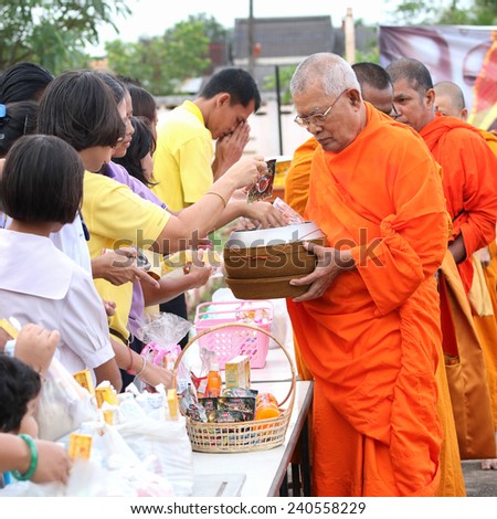 Satun, Thailand - December 30, 2014, at 07.30 AM: public offering food to monks. On the eve of the New Year to be reached. In Satun, Thailand will have merit by giving food to monks held annually.