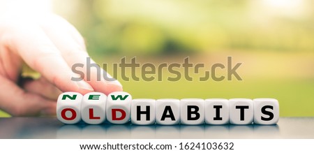 Hand turns dice and changes the expression 'old habits' to 'new habits'. Foto stock © 
