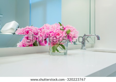 Interior design of a luxury bathroom and flower decoration