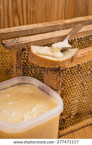 Bee honey is a healthy and delicious food