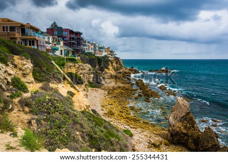 View of houses on cliffs above the Pacific Ocean from Inspiration Point in Corona del Mar, California.