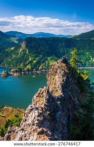 View of the Columbia River from Mitchell Point, Columbia River Gorge, Oregon.