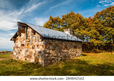 Byrd\'s Nest Shelter atop Hawksbill Summit, along the Appalachian Trail in Shenandoah National Park, Virginia.