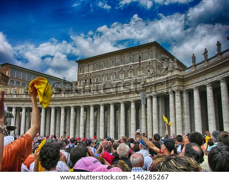 VATICAN CITY, VATICAN - MAY 21: Tourists at Saint Peter\'s Square on May 21, 2008 in Vatican City, Vatican. Saint Peter\'s Square is among most popular pilgrimage sites for Roman Catholics