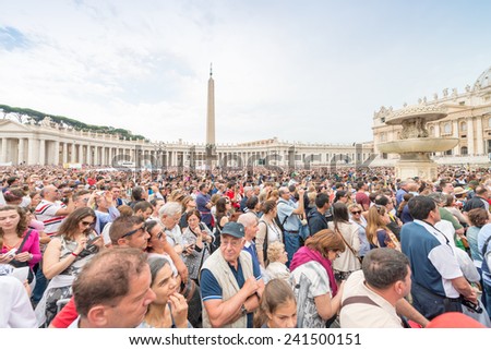 ROME - MAY 18, 2014: The crowd is waiting in St. Peter Square before the Angelus prayer of Pope Francis I, Vatican City, Rome, Italy.