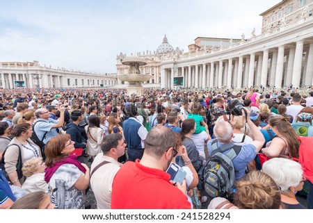 ROME - MAY 18, 2014: The crowd is waiting in St. Peter Square before the Angelus prayer of Pope Francis I, Vatican City, Rome, Italy.