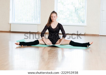 Young girl doing exercises in a dance class